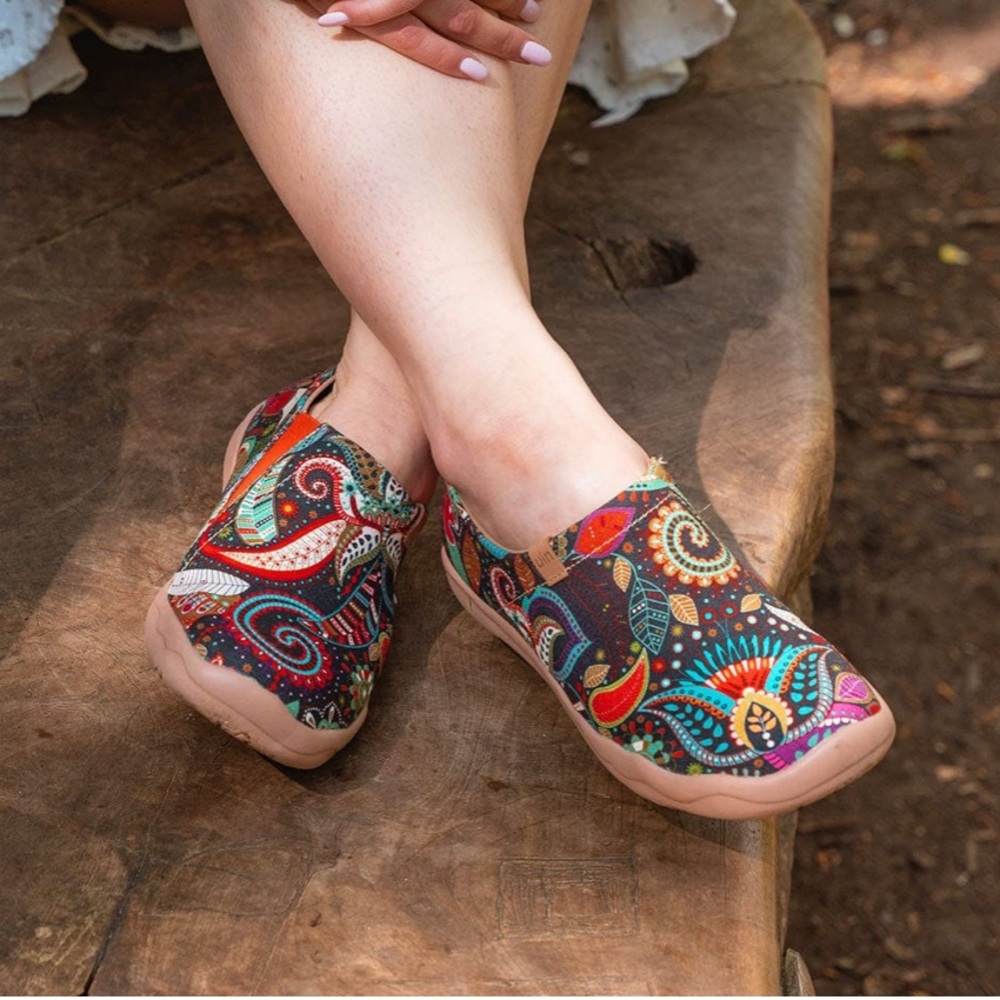 UIN Women's Slip-On  - Wonder Mandala size 10 Like new with original box!